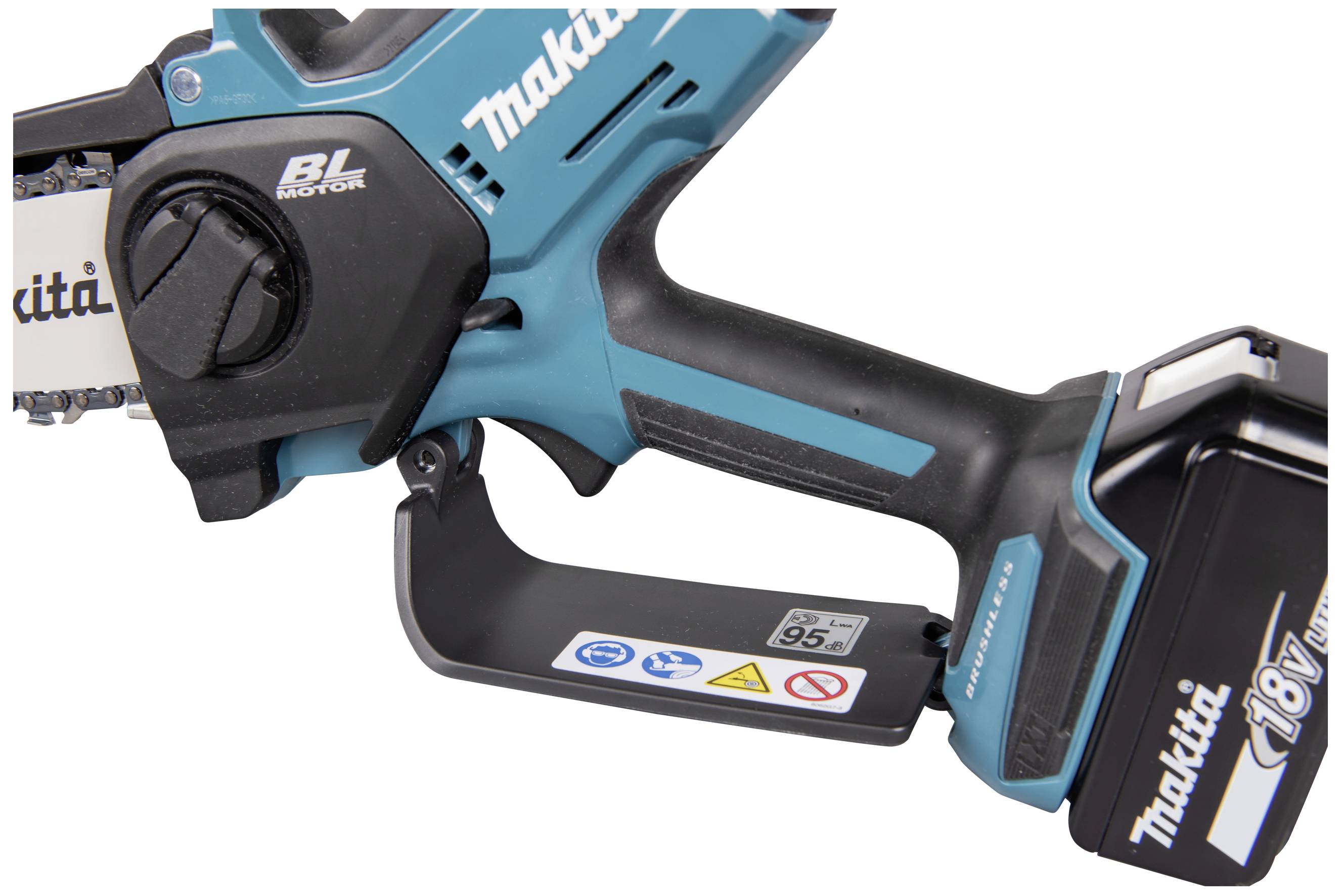Akkubetriebene Motorsäge von Makita, Modell mit 18V Akku und BL Motor, zeigt Sicherheitszeichen und Leistungsdaten auf dem Griff.