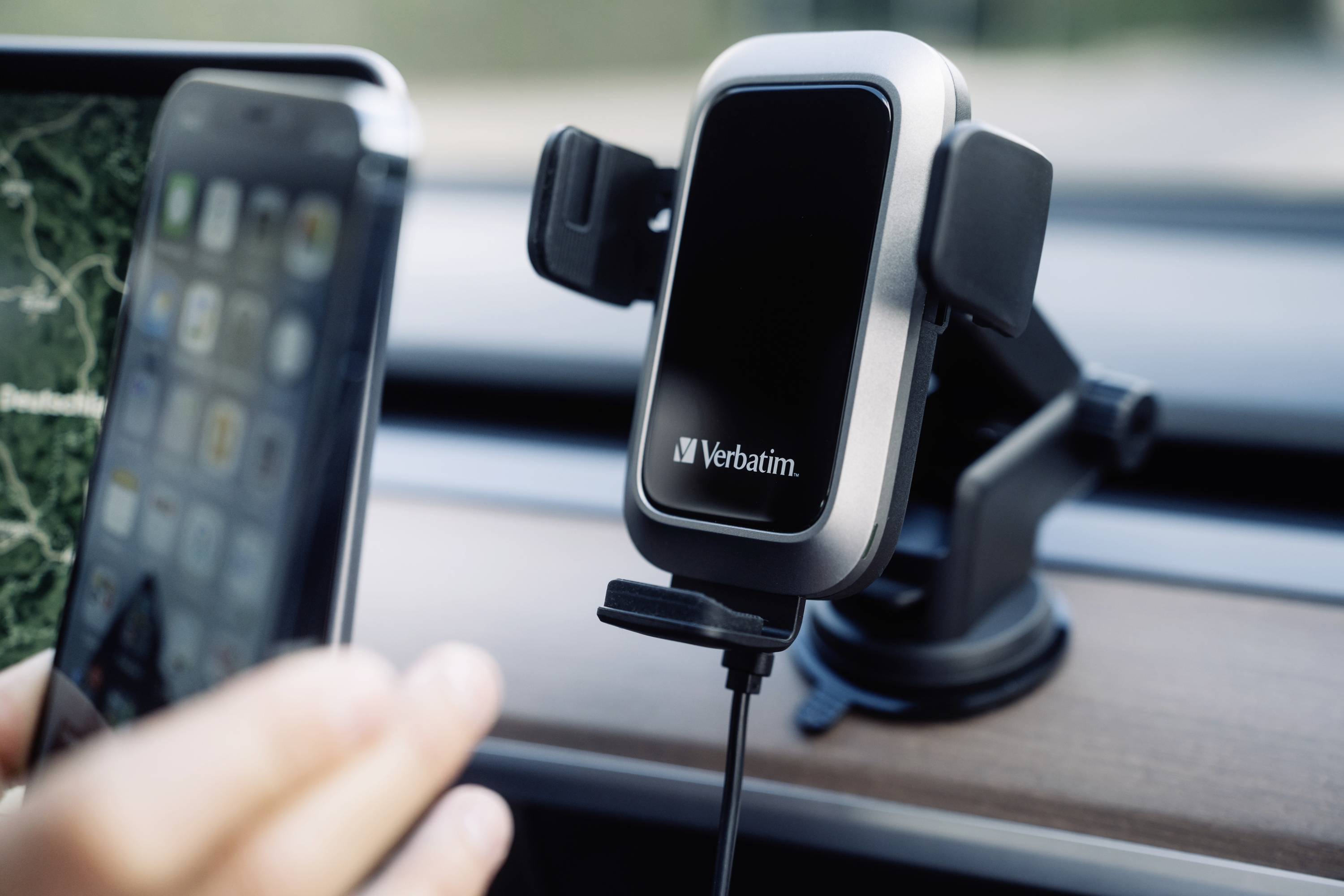 Ein Smartphone wird in eine Verbatim-Autohalterung am Armaturenbrett eingesteckt, bereit für die Navigation.