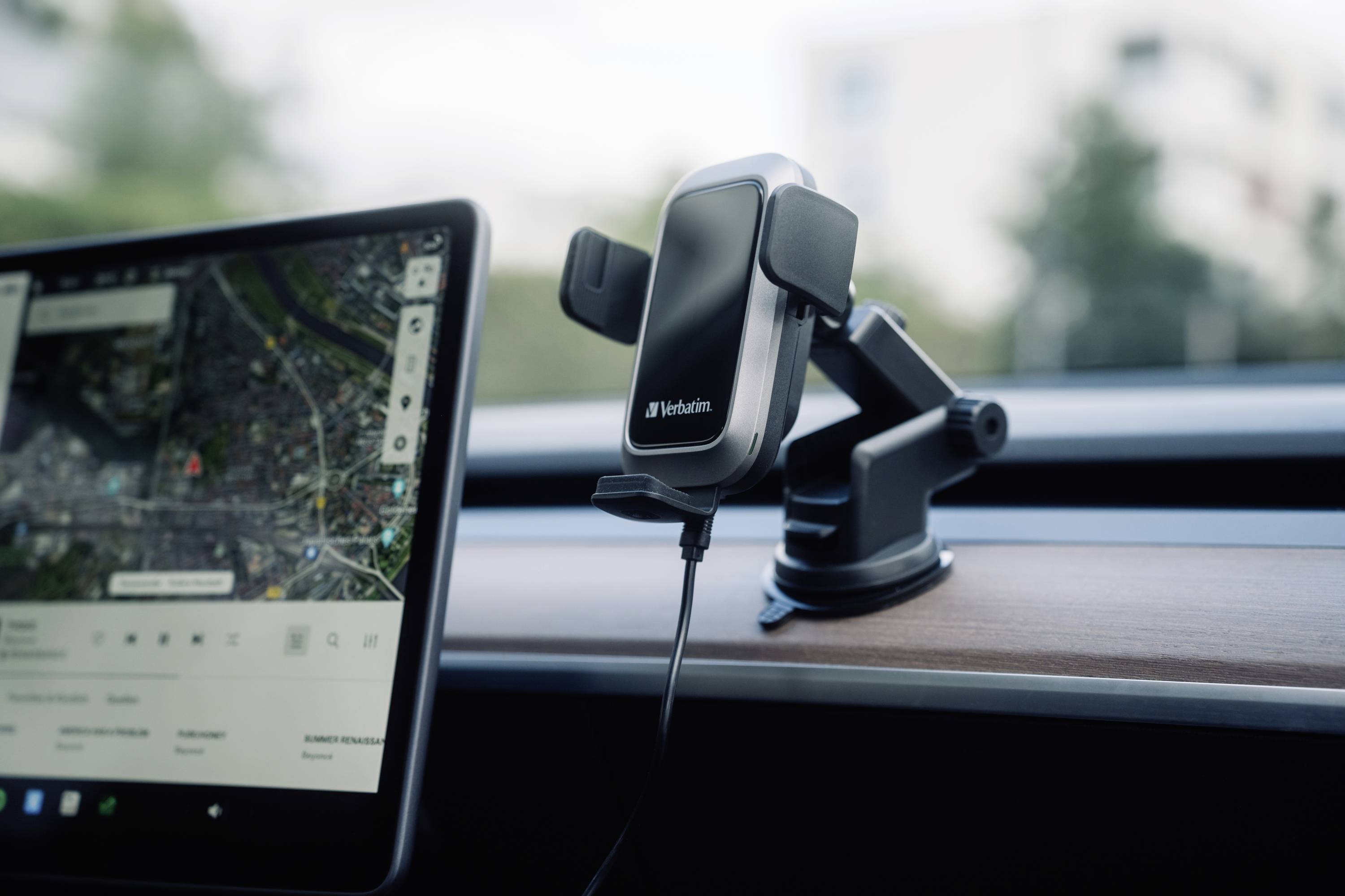 Eine Autohalterung für ein Mobiltelefon ist an der Windschutzscheibe montiert. Daneben ein Bildschirm mit einer Straßenkarte.