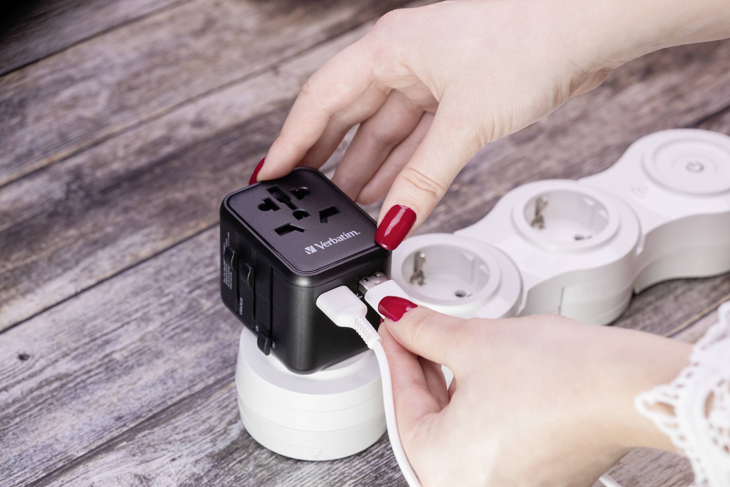 Verbatim 49543 Reiseadapter Universal Travel Adapter UTA-01 with 2xUSB Charger