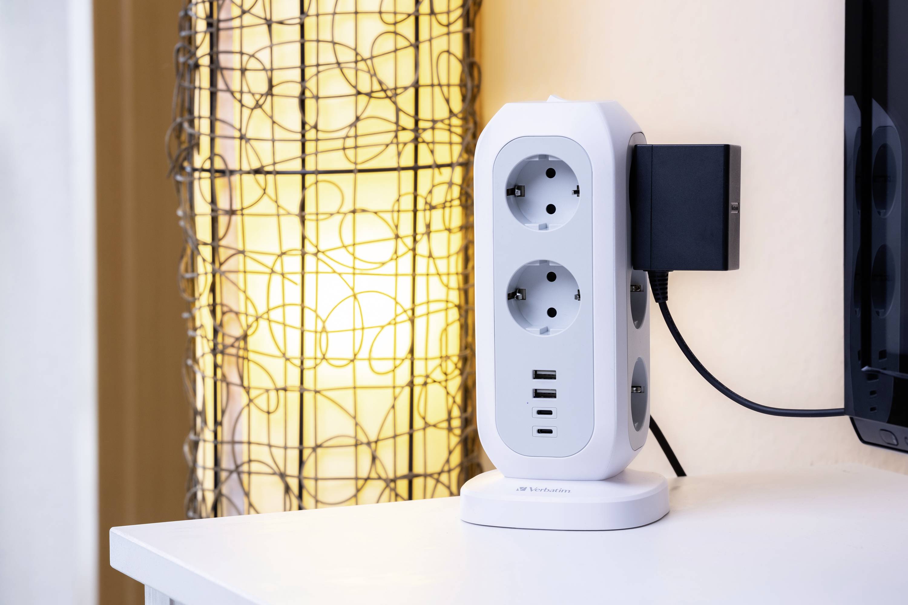 Multifunktionaler Euro-Steckdosenturm  11-fach Steckdose mit USB-Anschlüssen und Überspannungsschutz