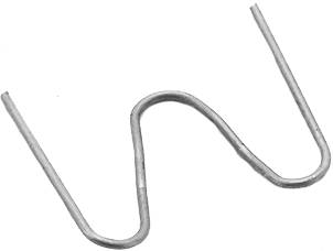 Nahaufnahme eines gebogenen Drahtes, der eine Zickzack-Form bildet, vor einem schwarzen Hintergrund.