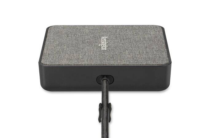 Rechteckige, stoffbezogene Lautsprecherbox in Schwarz-Grau mit Kabelanschluss an der Vorderseite.