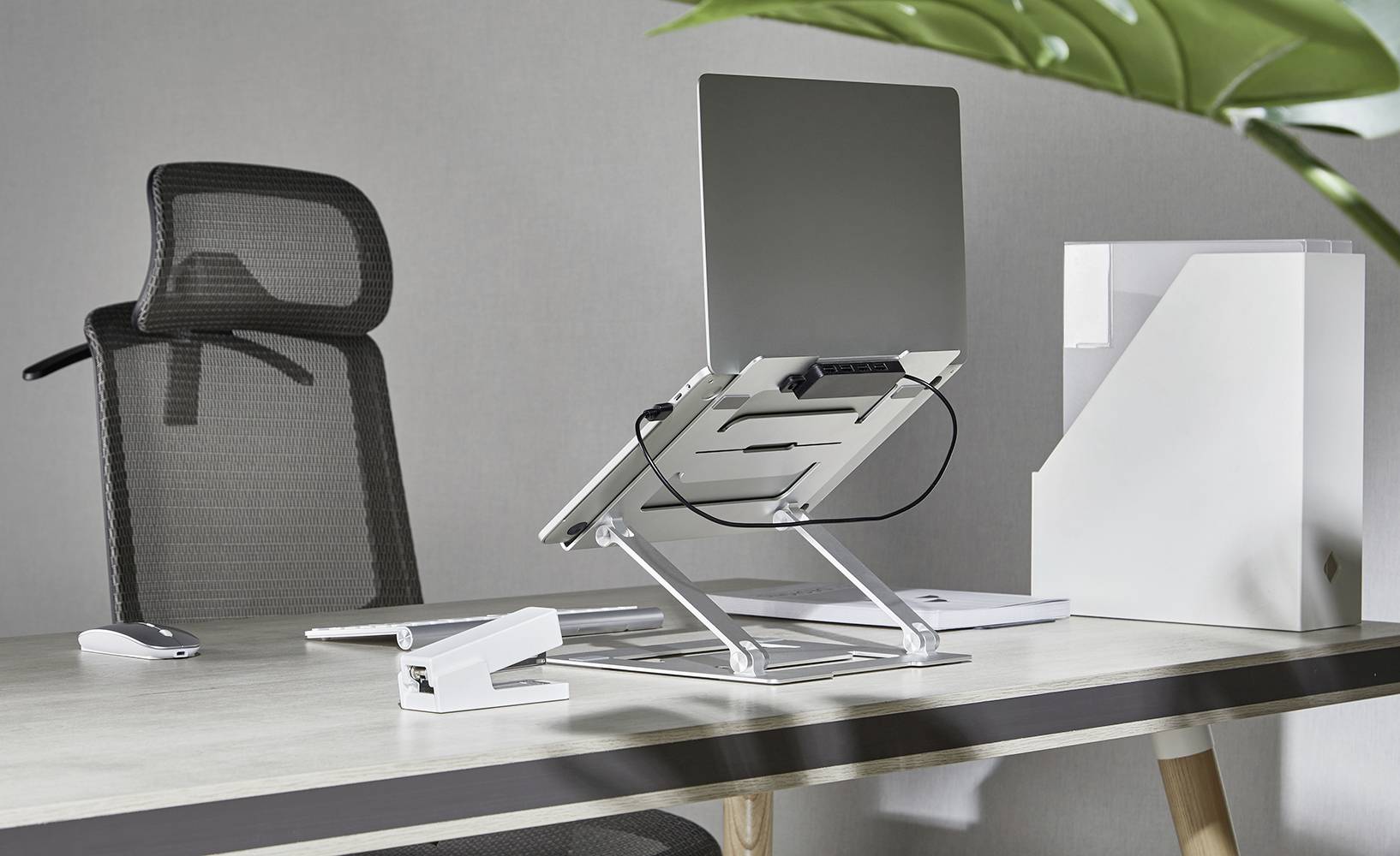 My Wall HT17L Notebook-Ständer höhenverstellbar, USB-Hub-Funktion, neigbar