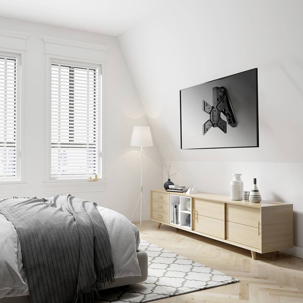 Helles Schlafzimmer mit Bett, grauer Bettwäsche, Lampe, weißem Schrank und abstraktem Kunstwerk an der Wand. Schlichter, moderner Stil.