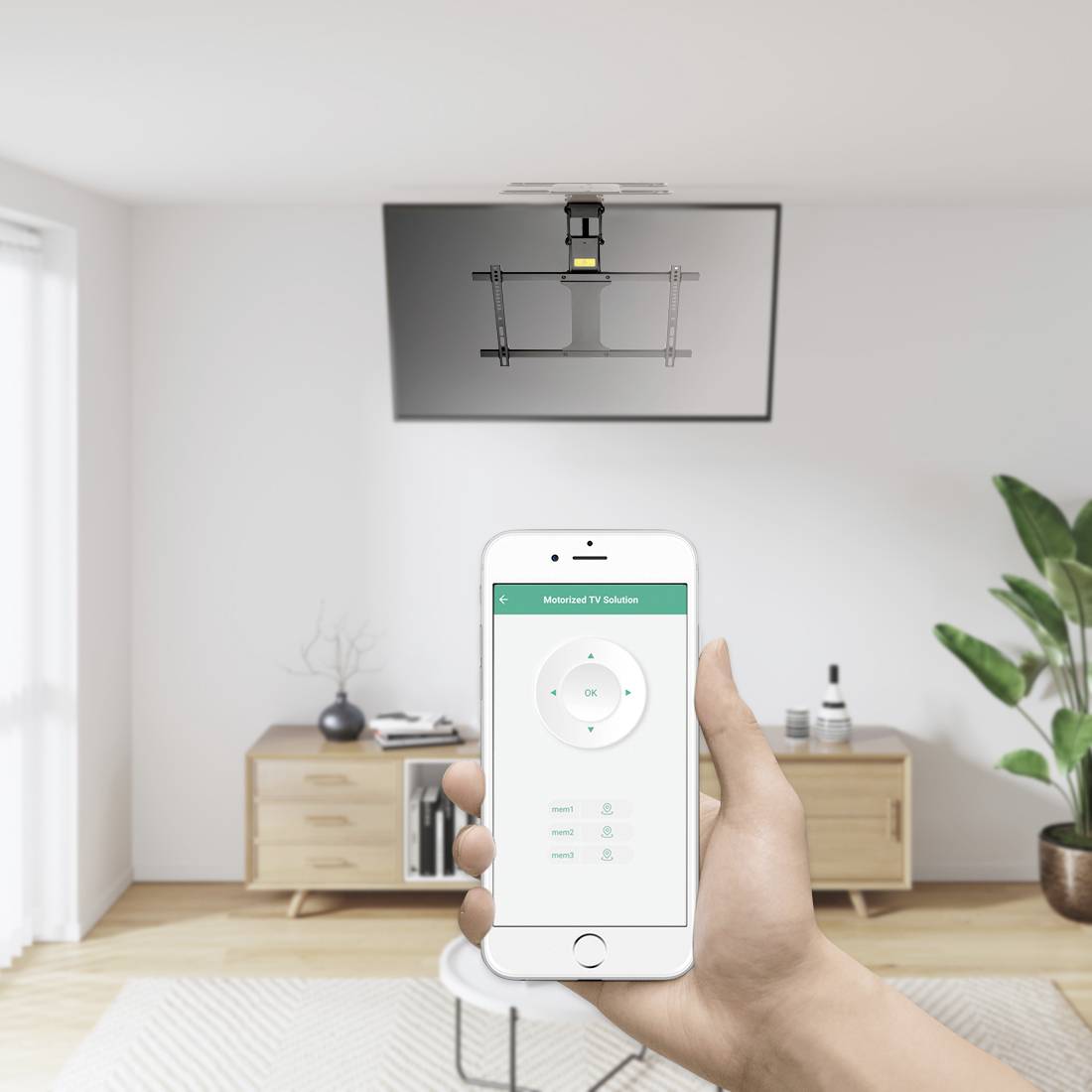 Eine Person hält ein Smartphone mit einer App, die mit einem an der Decke montierten Projektor verbunden ist. Der Raum ist modern eingerichtet.