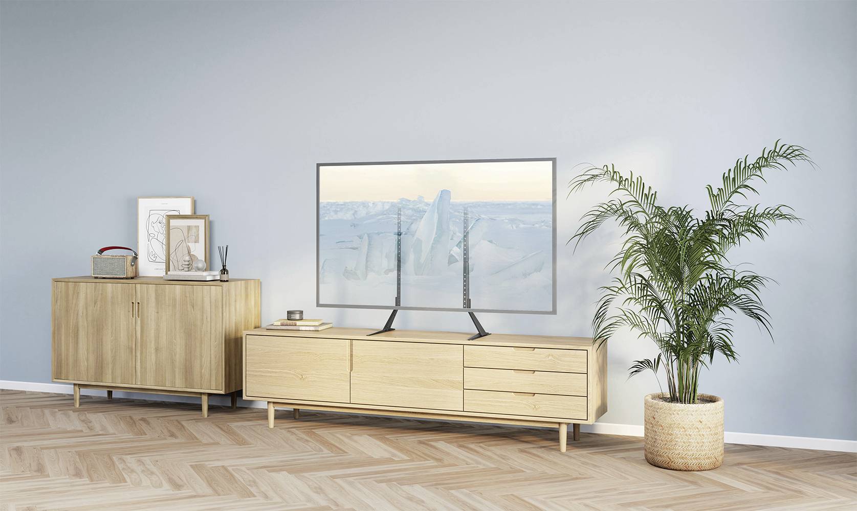 Ein Wohnzimmer mit einem Fernseher auf einem niedrigen Holzschrank, umgeben von Pflanzen und Dekorationen. Heller Holzboden.