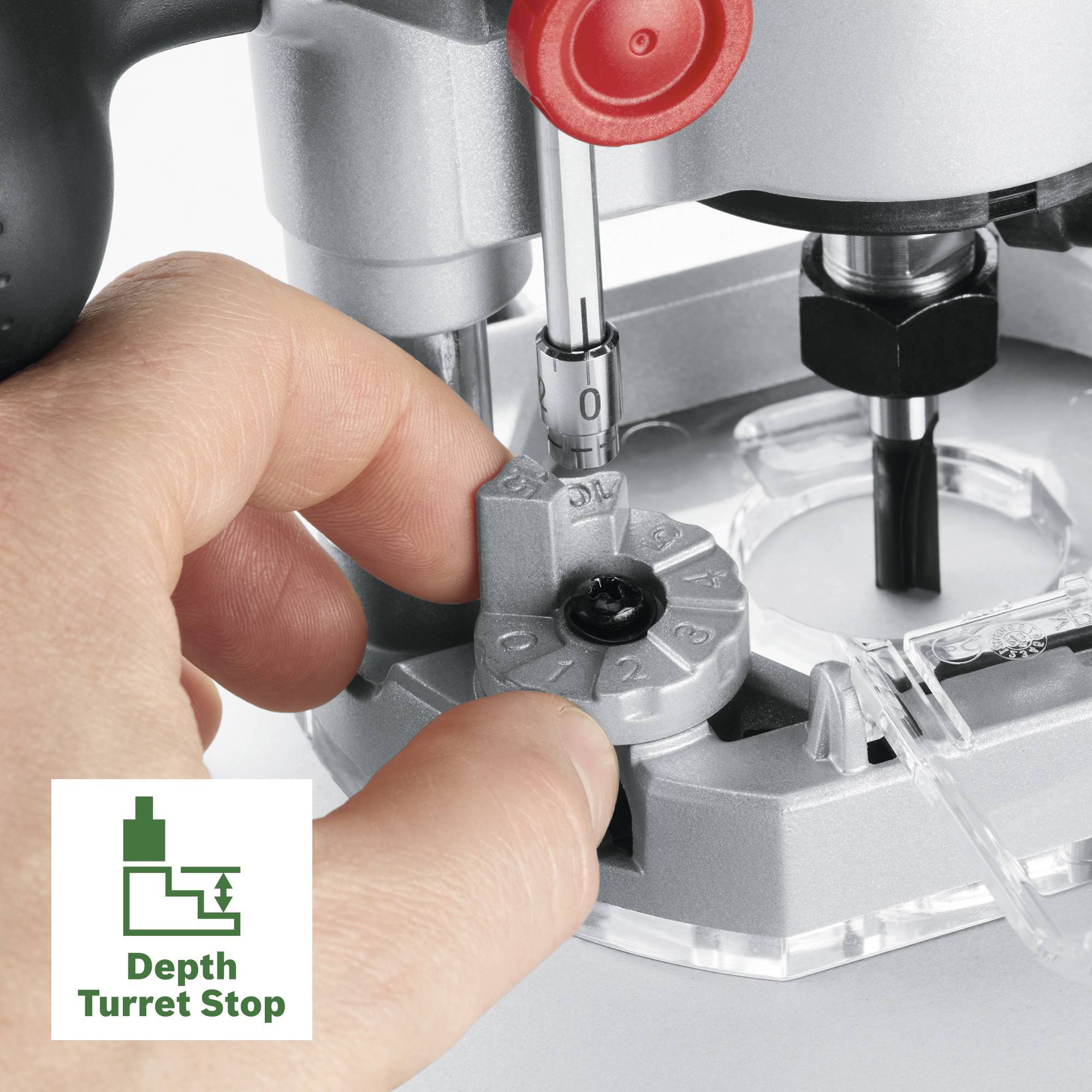 Eine Hand bedient den Tiefenanschlag einer Oberfräse. Ein roter Knopf und ein Fräser sind sichtbar. Text: 'Depth Turret Stop'.