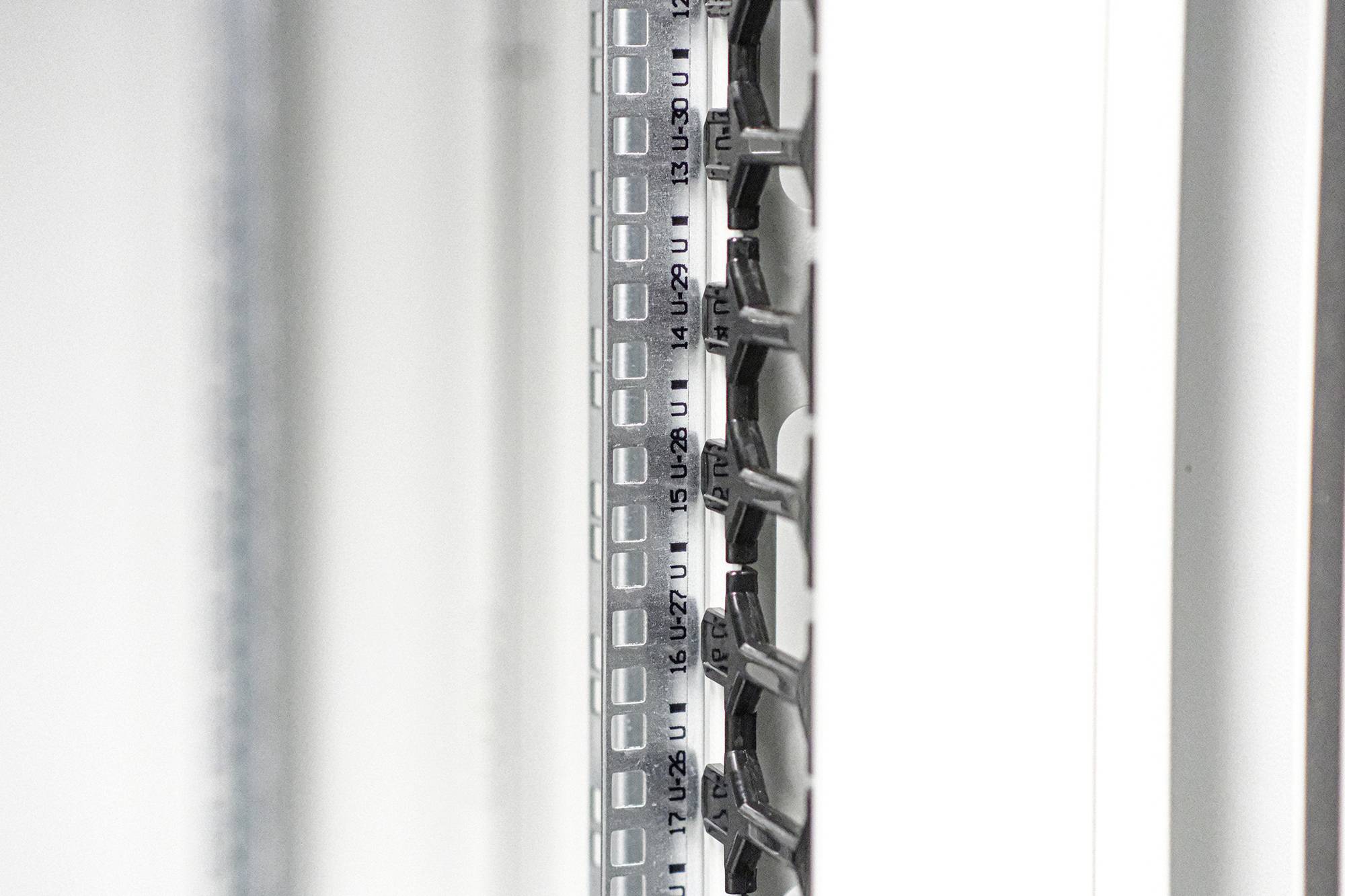 Digitus DN-43000 19 Zoll Netzwerkschrank (B x H x T) 800 x 800 x 2022.6mm 42 HE Weiß
