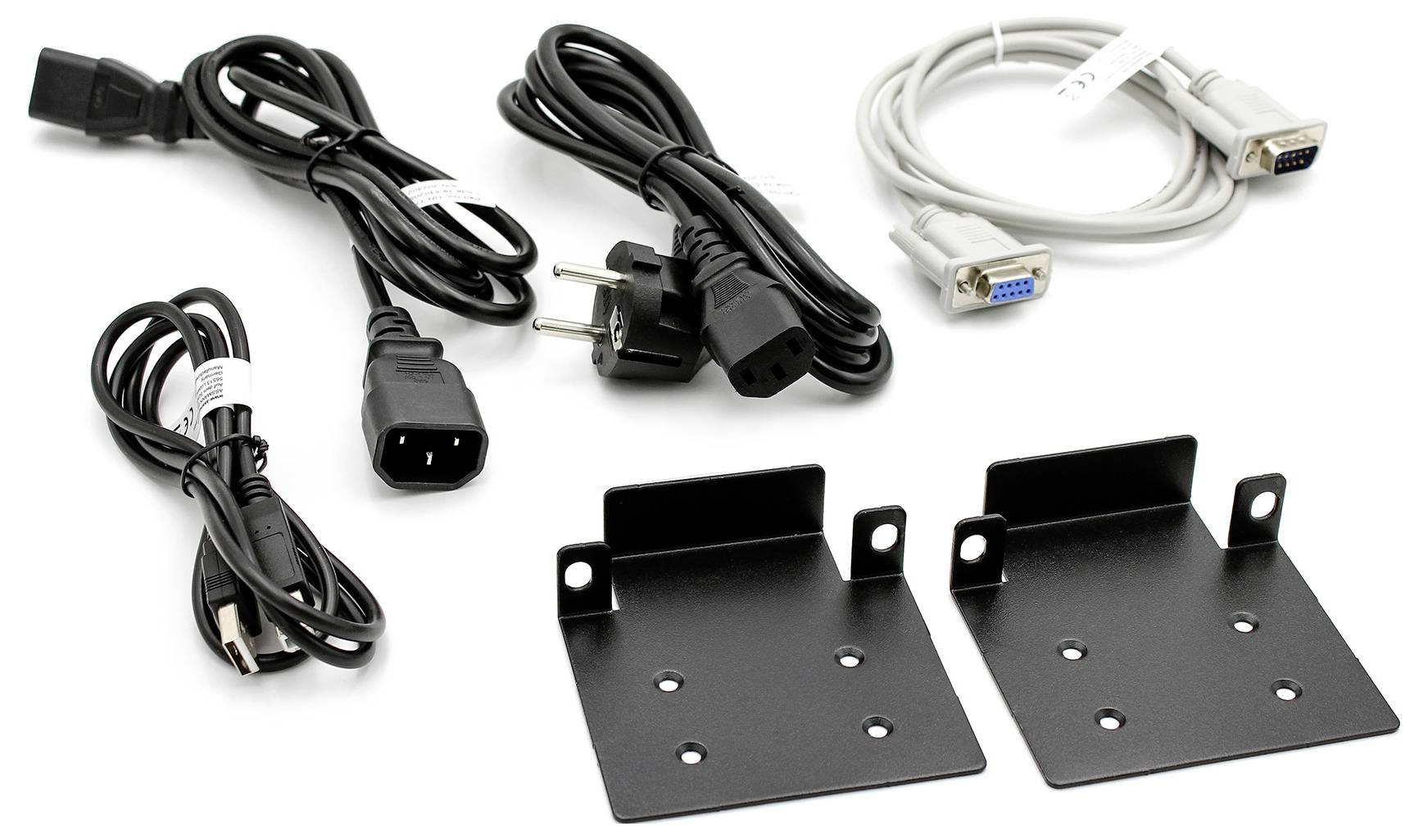 Diverse Kabel und zwei schwarze Metallhalterungen auf weißem Hintergrund. Enthalten sind Stromkabel und ein VGA-Kabel.