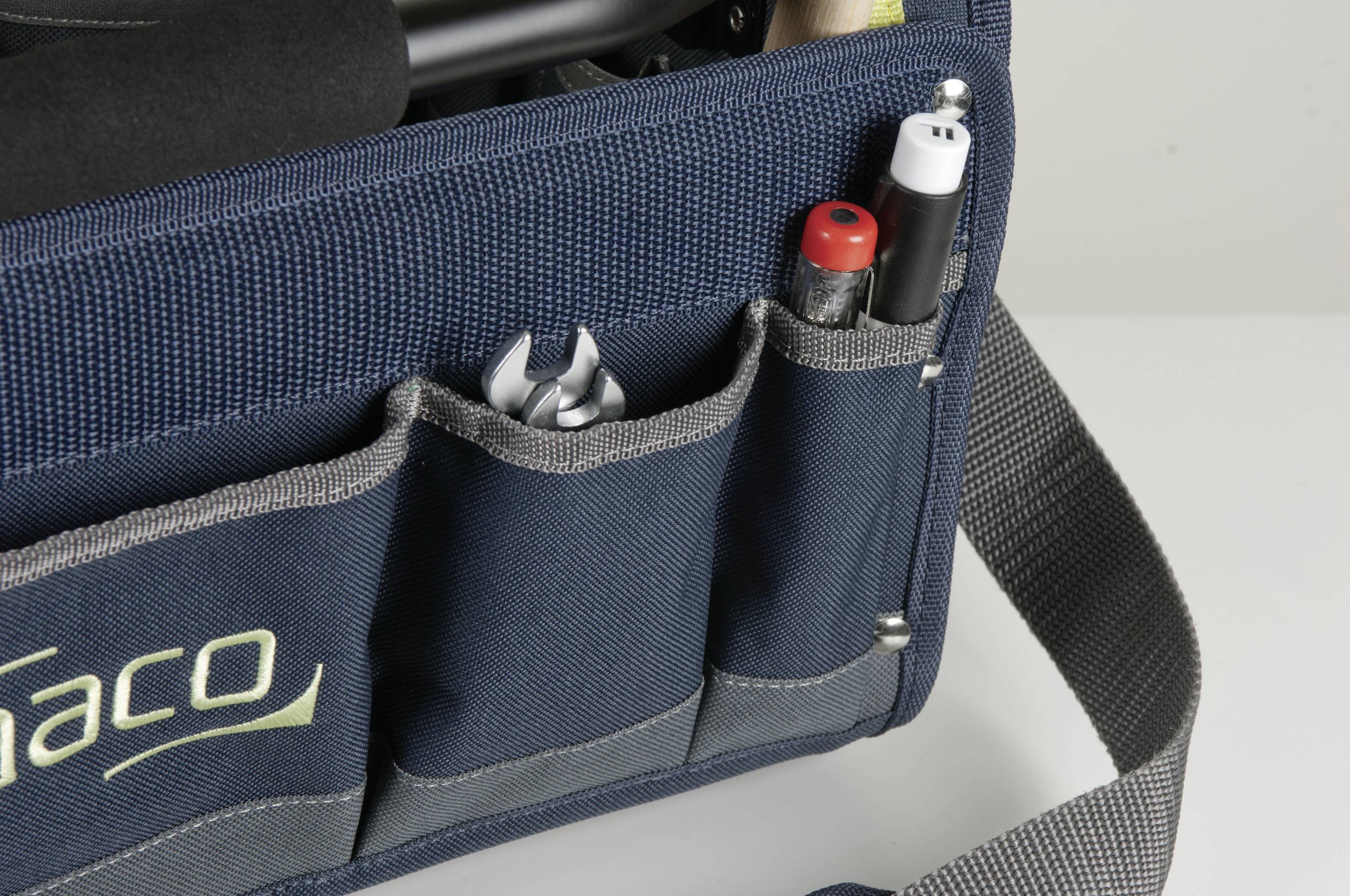 Eine dunkelblaue Werkzeugtasche mit mehreren Außentaschen. In den Taschen befinden sich ein Schraubenschlüssel, ein schwarzer Stift und ein roter Stift.
