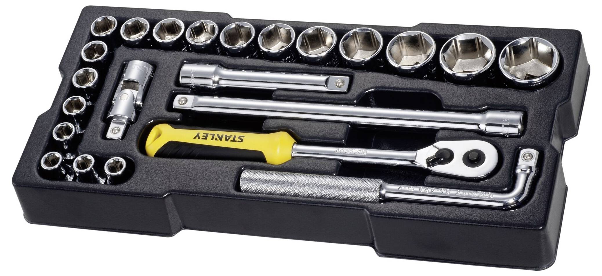 Ein Steckschlüssel-Set mit mehreren Größen, Ratschenschlüssel und Verlängerungen in einem schwarzen Kunststoffkoffer.