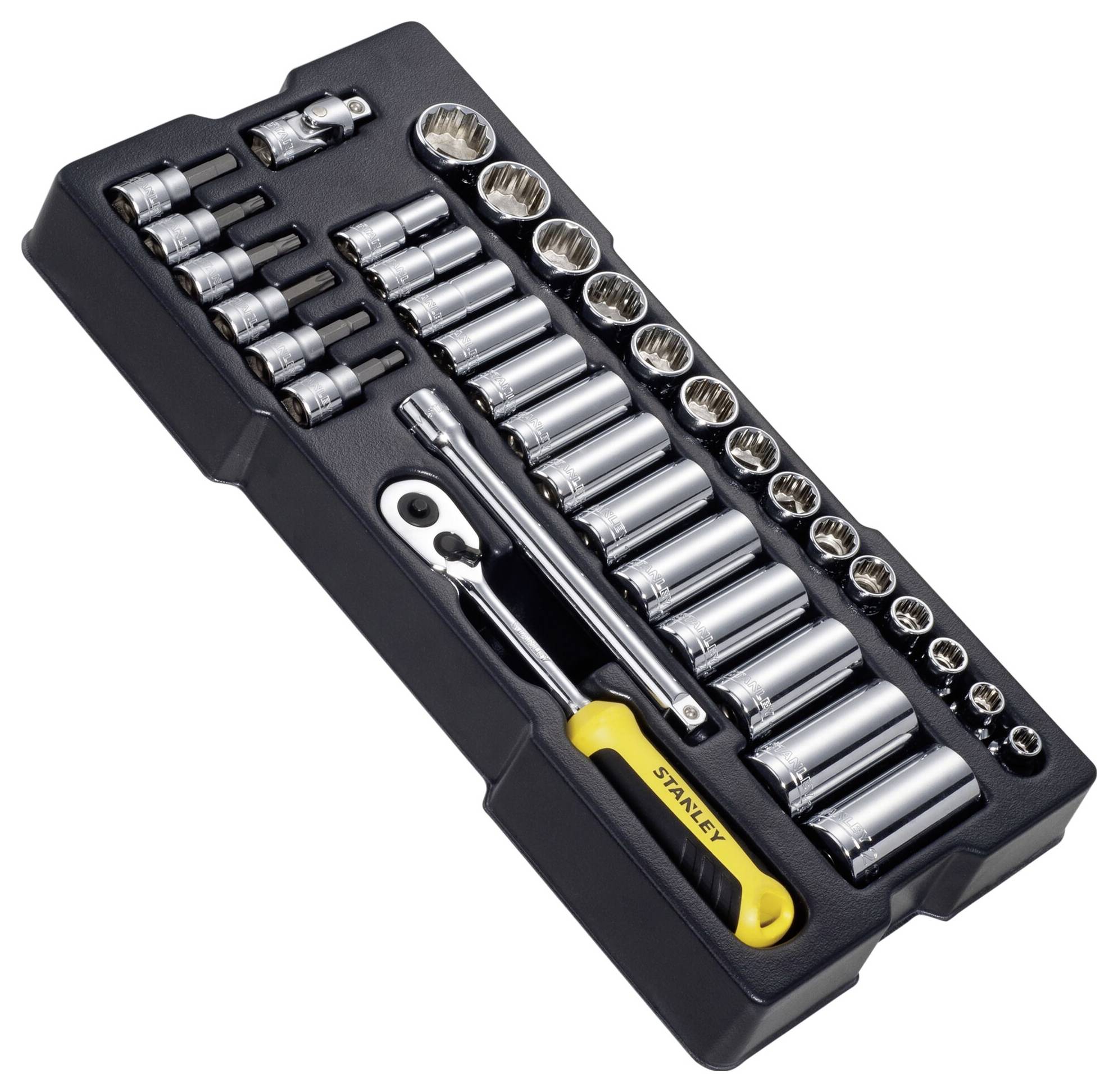 Ein Steckschlüsselsatz in einem schwarzen Kunststoffkasten, enthält verschiedene Stecknüsse, eine Ratsche und einen gelben Schraubendrehergriff.