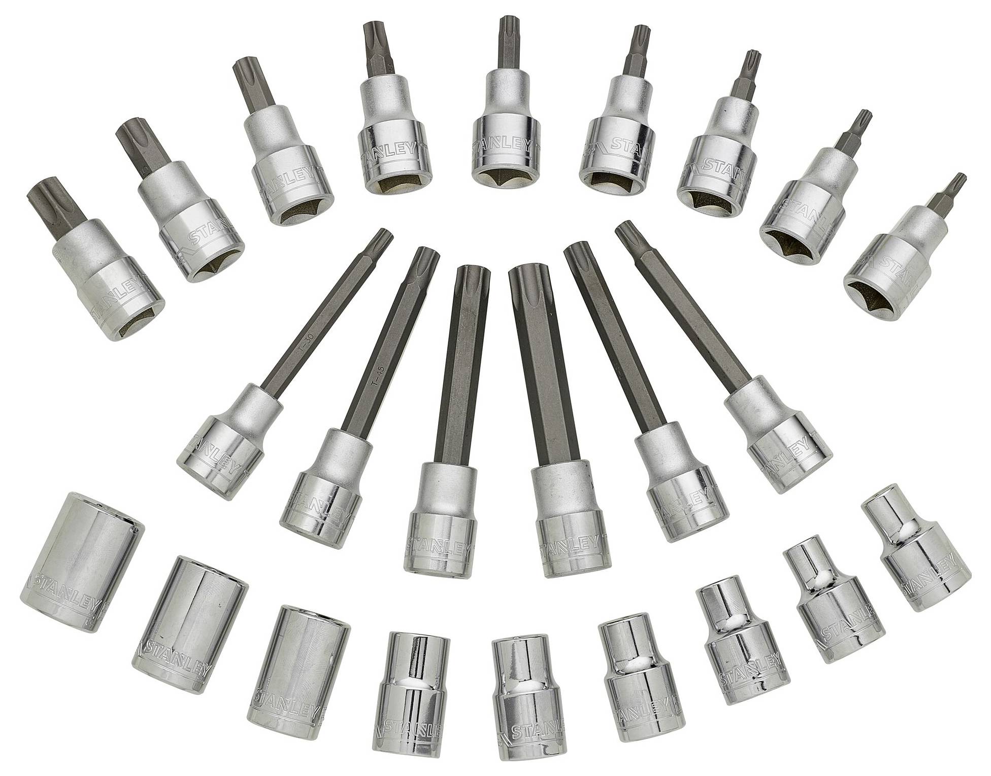 Ein Set von 23 Steckschlüsseleinsätzen und Schraubendreherbits, ordentlich in einem Halbkreis angeordnet, auf weißem Hintergrund.