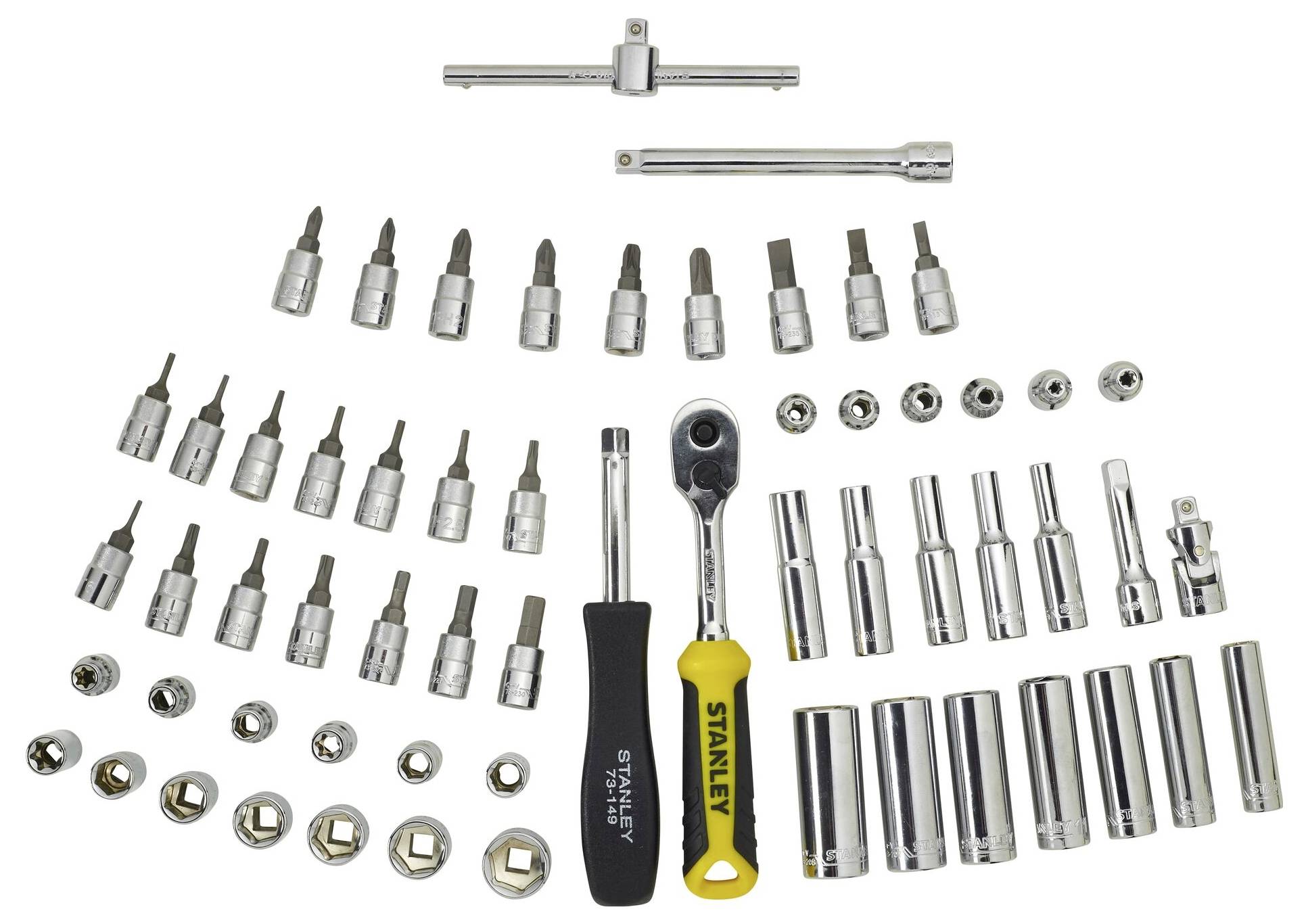 Satz von Steckschlüsseln und Bitaufsätzen in verschiedenen Größen, inklusive Ratsche und Verlängerungen, auf weißem Hintergrund angeordnet.