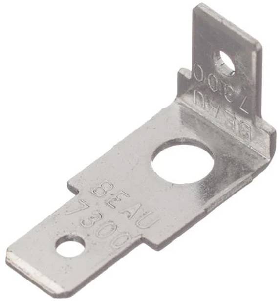 Metallmontageklammer mit zwei Löchern und graviertem Text „BEAU 73000