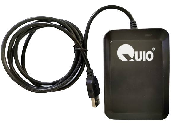 'Quio'-Kartenlesegerät mit USB-Kabel, hauptsächlich schwarz.