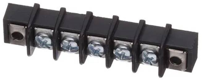 Ein schwarzer Klemmblock mit fünf Schraubklemmen zum Befestigen von Elektrokabeln, verwendet in elektrischen Schaltschränken zum Verbinden von Stromkreisen.