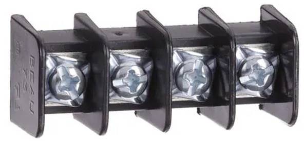 Ein schwarzer Kunststoffstecker und ein metallisches Einsatzteil, wahrscheinlich Teile einer elektrischen oder mechanischen Baugruppe, sind nebeneinander angeordnet.