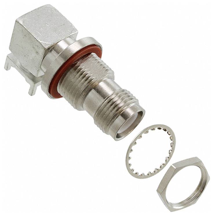 Ein Metallkoaxialstecker im 90-Grad-Winkel, begleitet von einem kreisförmigen Verriegelungsring und einer sechskantigen Mutter, auf weißem Hintergrund.