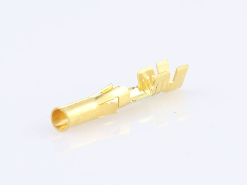 Goldener elektrischer Steckanschluss mit reflektierender Oberfläche. Verwendet in elektronischen Geräten zur leitenden Verbindung.