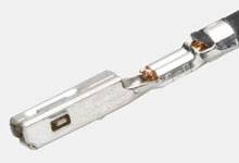 Nahaufnahme eines Metallverbindungsstücks oder Steckers mit klar sichtbaren Kontaktpunkten. Der Stecker scheint unbenutzt zu sein.