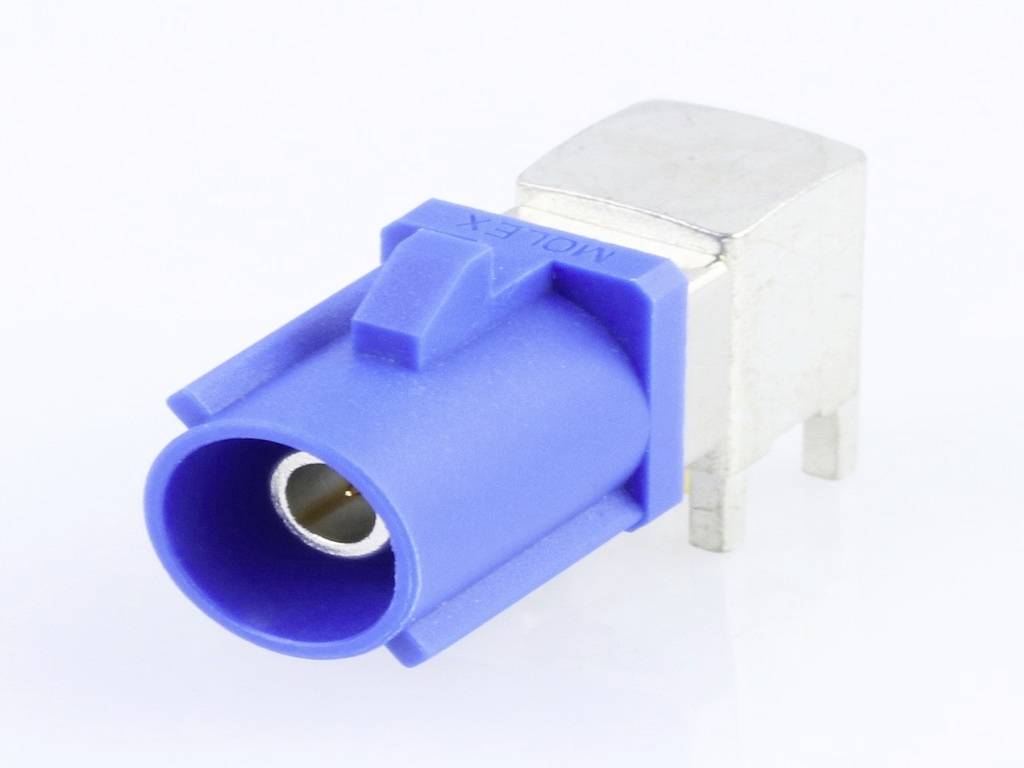 Blauer FAKRA-Stecker mit Metallelementen, seitlich abgewinkelt, zur Nutzung in Automobil- und Kommunikationsanwendungen.