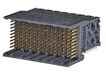 Ein schwarzer elektrischer Steckverbinder mit mehreren goldfarbenen Stiften, die zur Übertragung elektronischer Signale dienen.