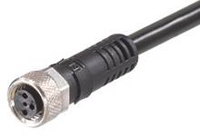Ein schwarzes elektrisches Kabel mit einem Metallstecker an einem Ende, zeigt Details einer M8-Steckverbindung.