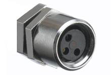 Steckverbinder mit rundem Metallgehäuse und drei Innenpins, verwendet für Audio- oder Videokabelverbindungen.