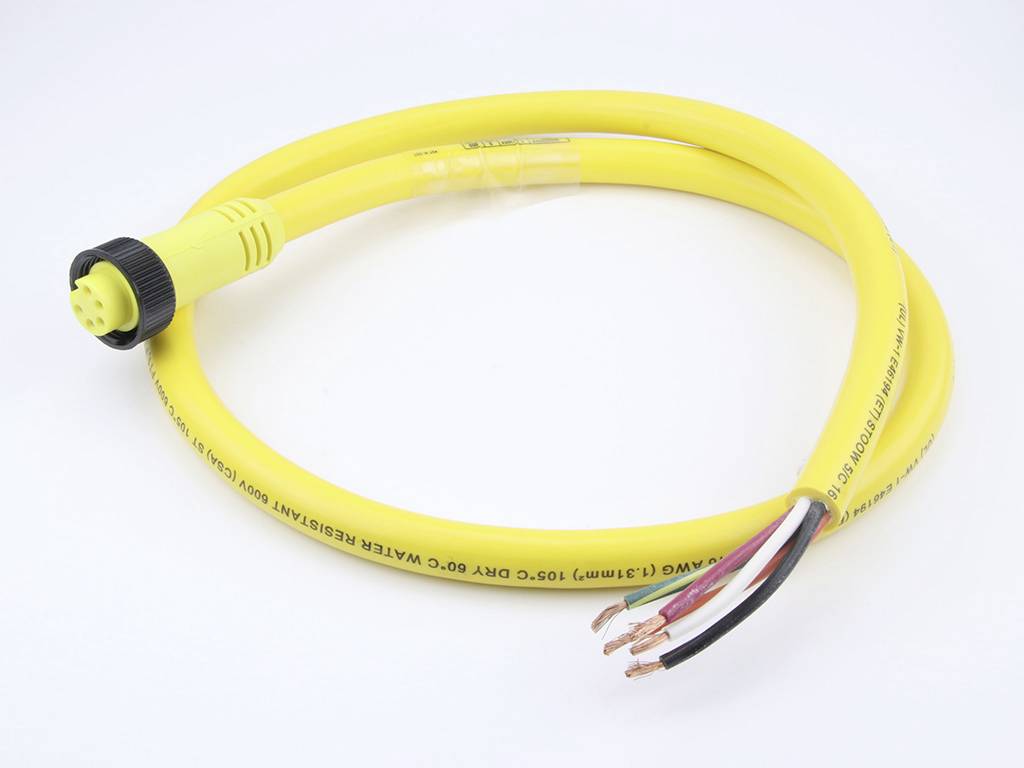 Ein gelbes elektrisches Kabel mit einem schwarzen Stecker an einem Ende und freiliegenden Drähten am anderen Ende, auf einem weißen Hintergrund.