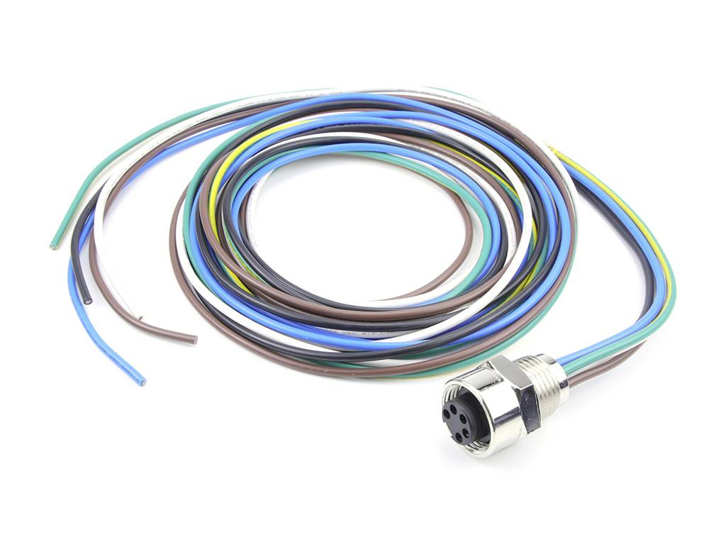 Ein mehradriges Kabel mit einem Metallstecker, das aufgerollt auf einer weißen Fläche liegt. Verwendet für elektrische Verbindungen.