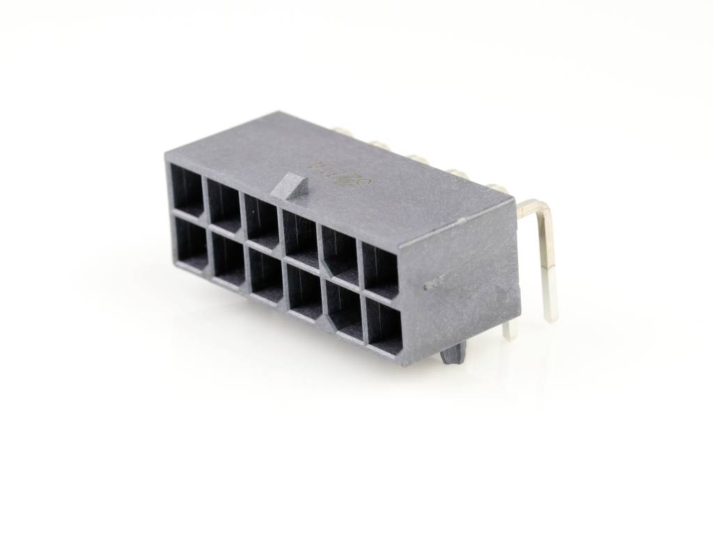 Ein schwarzer, rechteckiger elektrischer Stecker mit zwölf quadratischen Buchsen, sechs in zwei Reihen. Einzelne Metallstifte sichtbar.