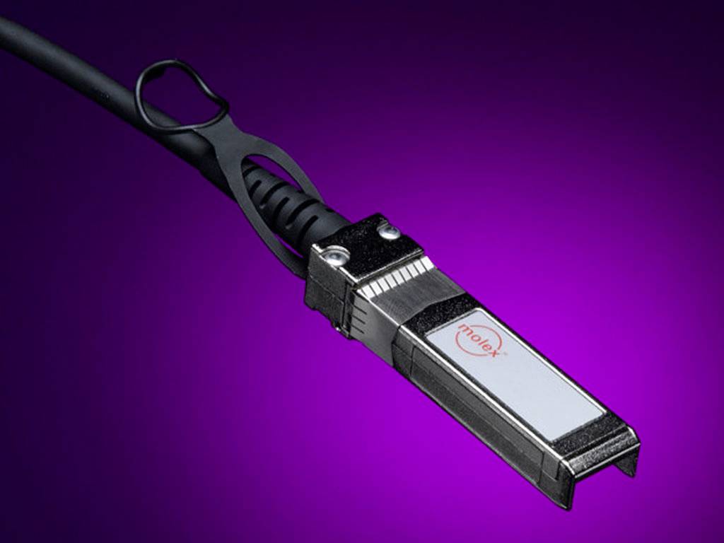 Ein silberner Netzwerkkonnektor mit rotem Logo auf violettem Hintergrund, verbunden mit einem schwarzen Kabel.