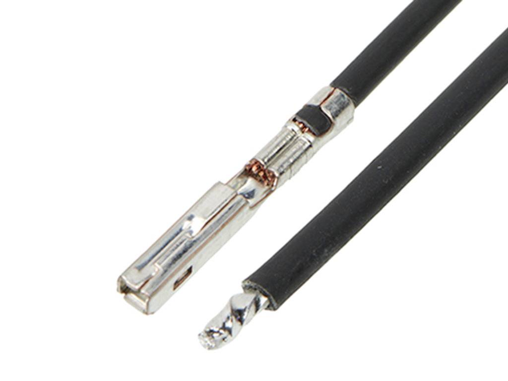 Zwei schwarze Elektrokabel mit Metallenden. Eines ist vollständig, das andere geschnitten, um das Innere zu zeigen.