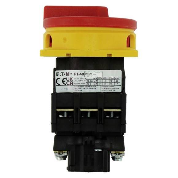 Not-Aus-Schalter der Marke Eaton, Modell P1-40. Roter Drehknopf mit gelbem Schutz auf schwarzem Gehäuse. CE-Kennzeichnung sichtbar.