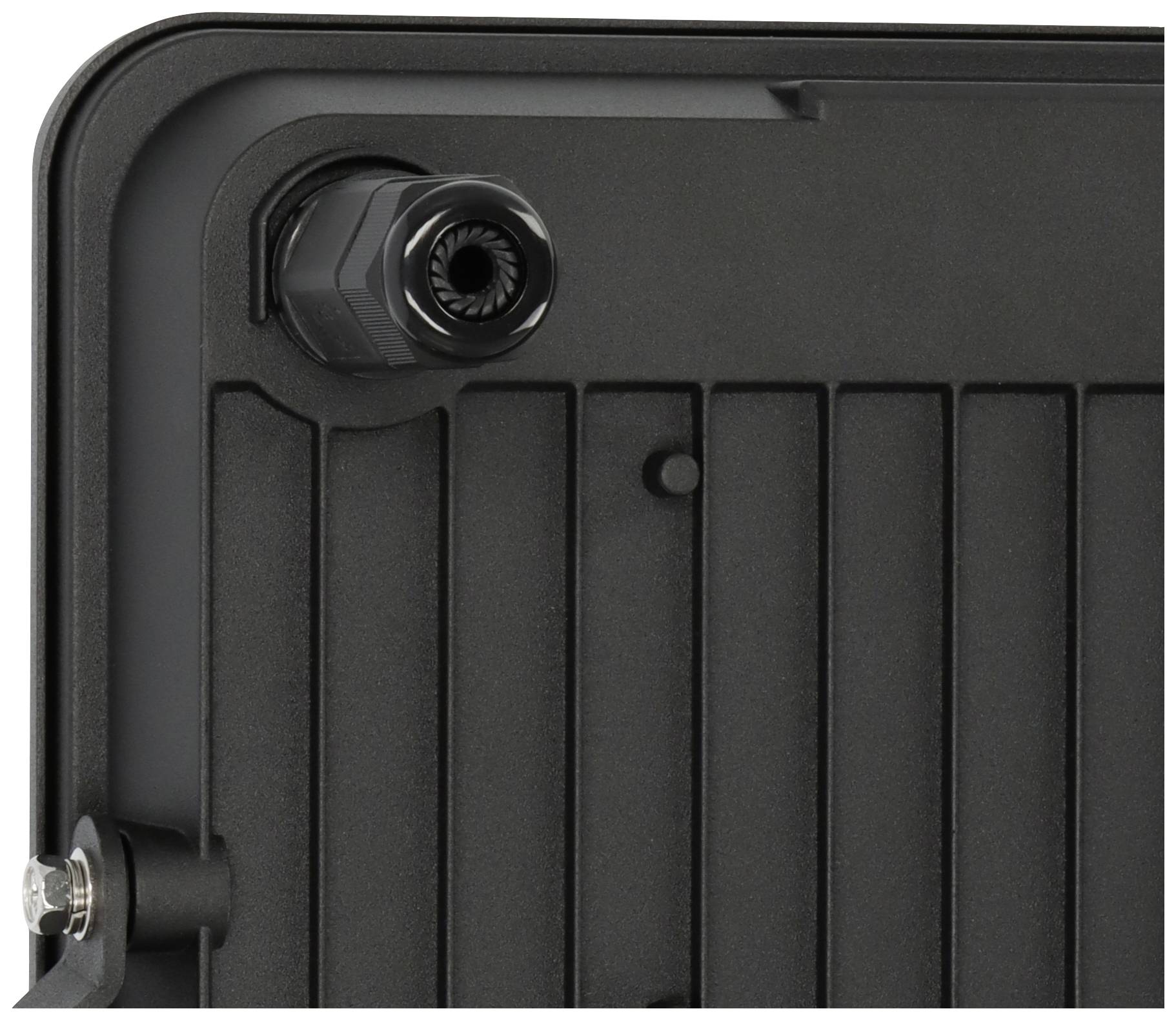 Ein schwarzes Kunststoffgehäuse mit geriffelter Oberfläche und einer Kabeldurchführung oben links.