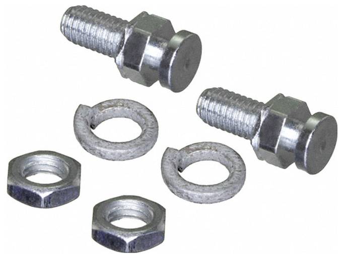 Zwei Metallschrauben, zwei Unterlegscheiben und zwei Muttern auf weißem Hintergrund.