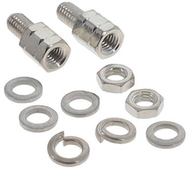 Metallische Hardwarekomponenten einschließlich Schrauben, Unterlegscheiben und Muttern, ordentlich auf einer ebenen Fläche angeordnet.