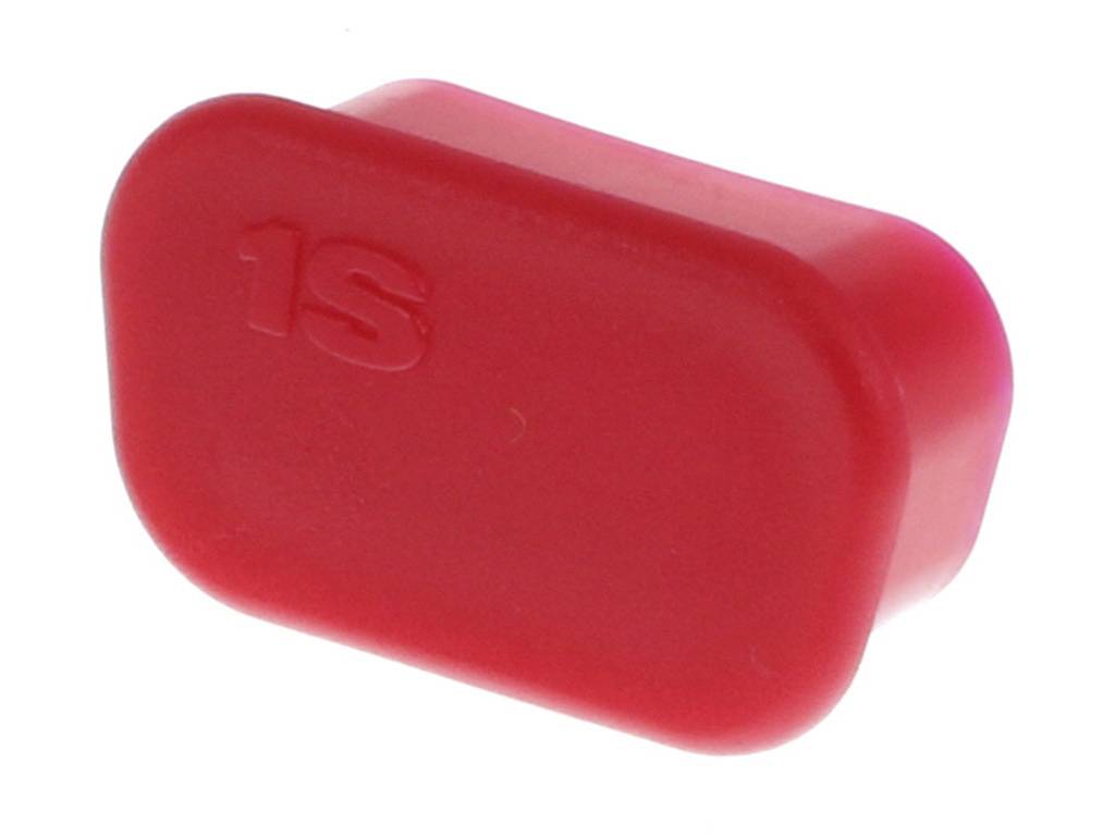 Rote Kunststoffabdeckung mit der Prägung '1S'.