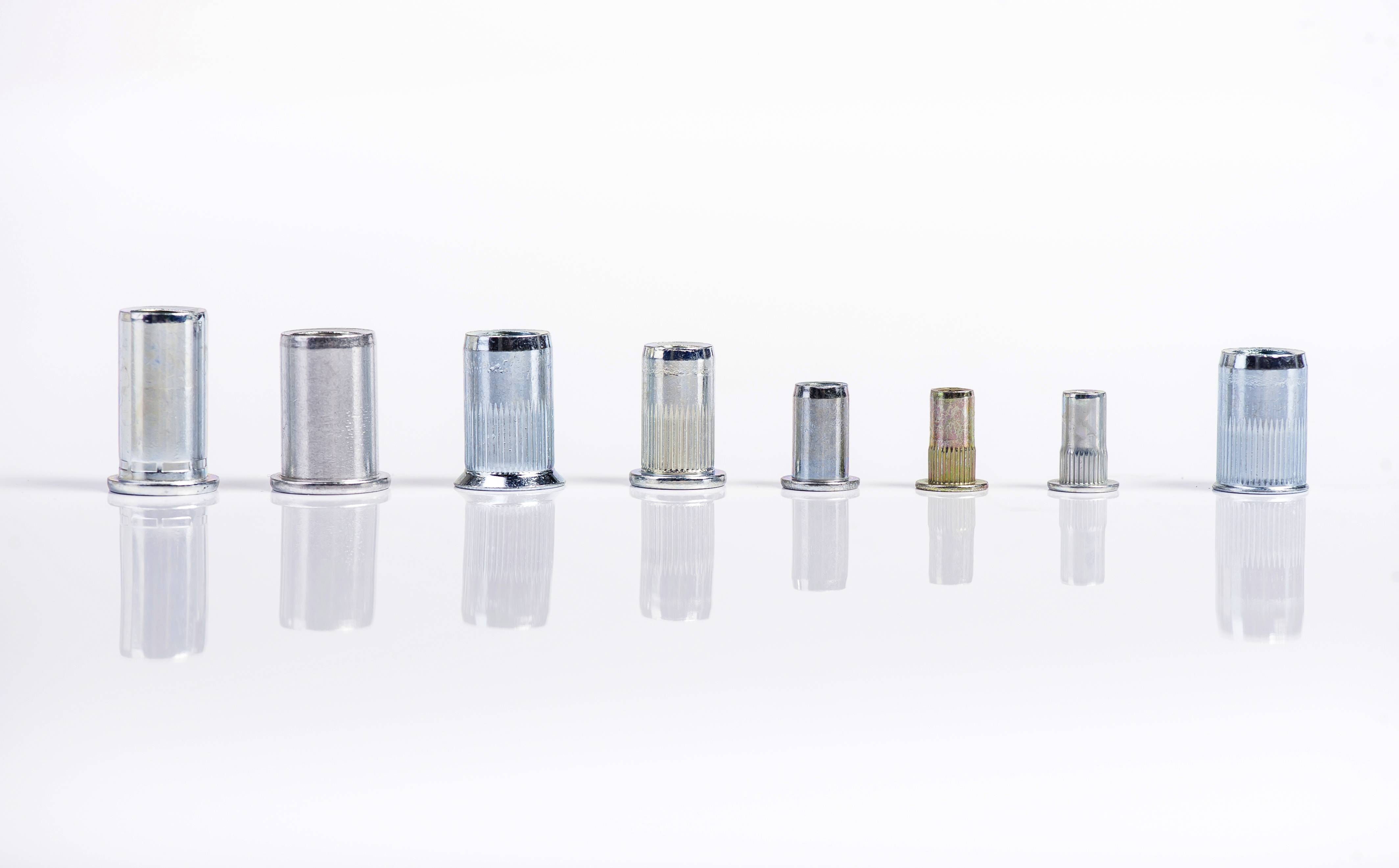 Acht verschiedene nebeneinander stehende Filter unterschiedlicher Größe auf spiegelndem Untergrund