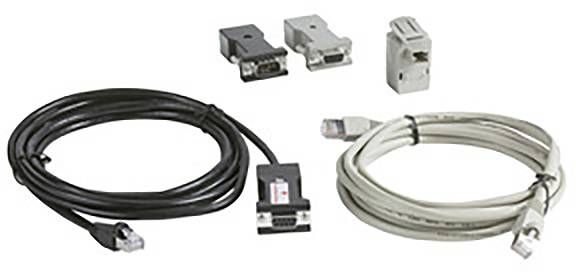 Zwei Datenkabel, eines schwarz, eines grau, mit RJ45- und VGA-Anschlüssen, daneben zwei Adapter und ein Netzwerkstecker.