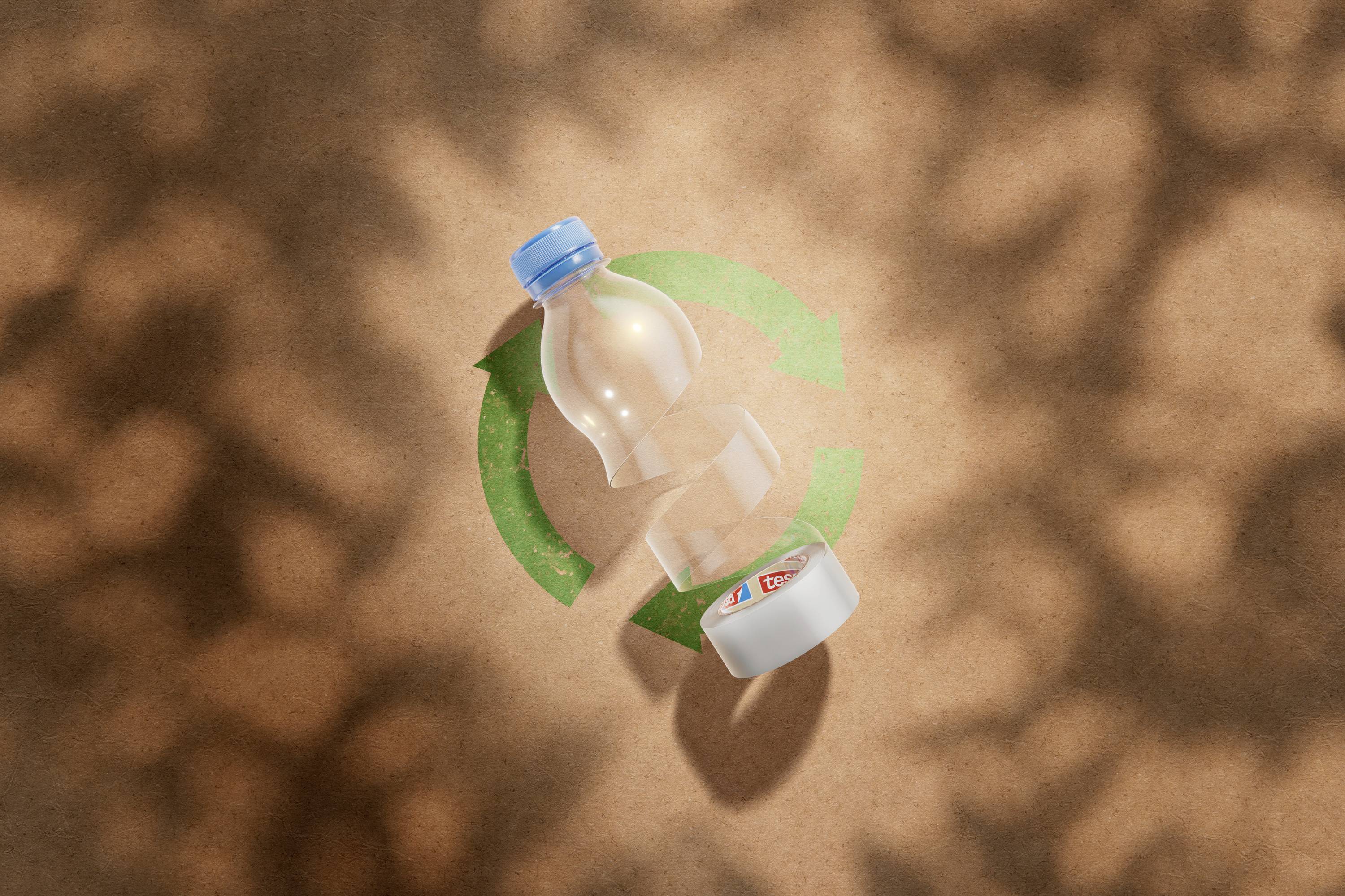 Zerlegte Plastikflasche schwebt in Teilen, umgeben von grünem Recycling-Symbol auf braunem Hintergrund, wirft Schattenmuster.