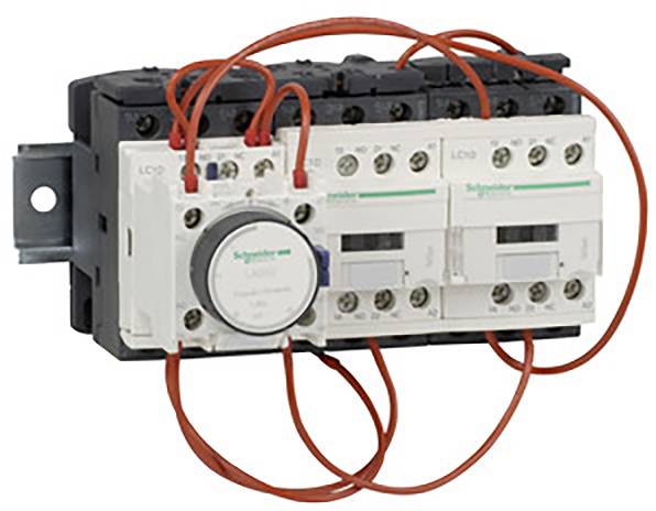 Elektrisches Schaltgerät mit mehreren Schaltern und roten Kabeln, montiert auf einer Metallhalterung. Label 'Schneider Electric'.