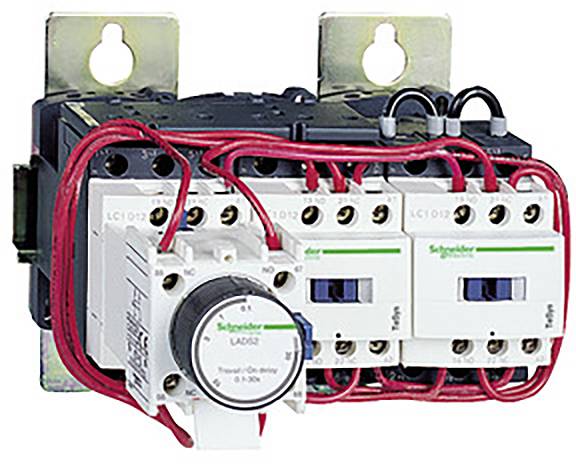 Schütz-Schalter mit Verkabelung, in einem elektrischen Schaltschrank montiert. Geeignet für industrielle Steueranwendungen.
