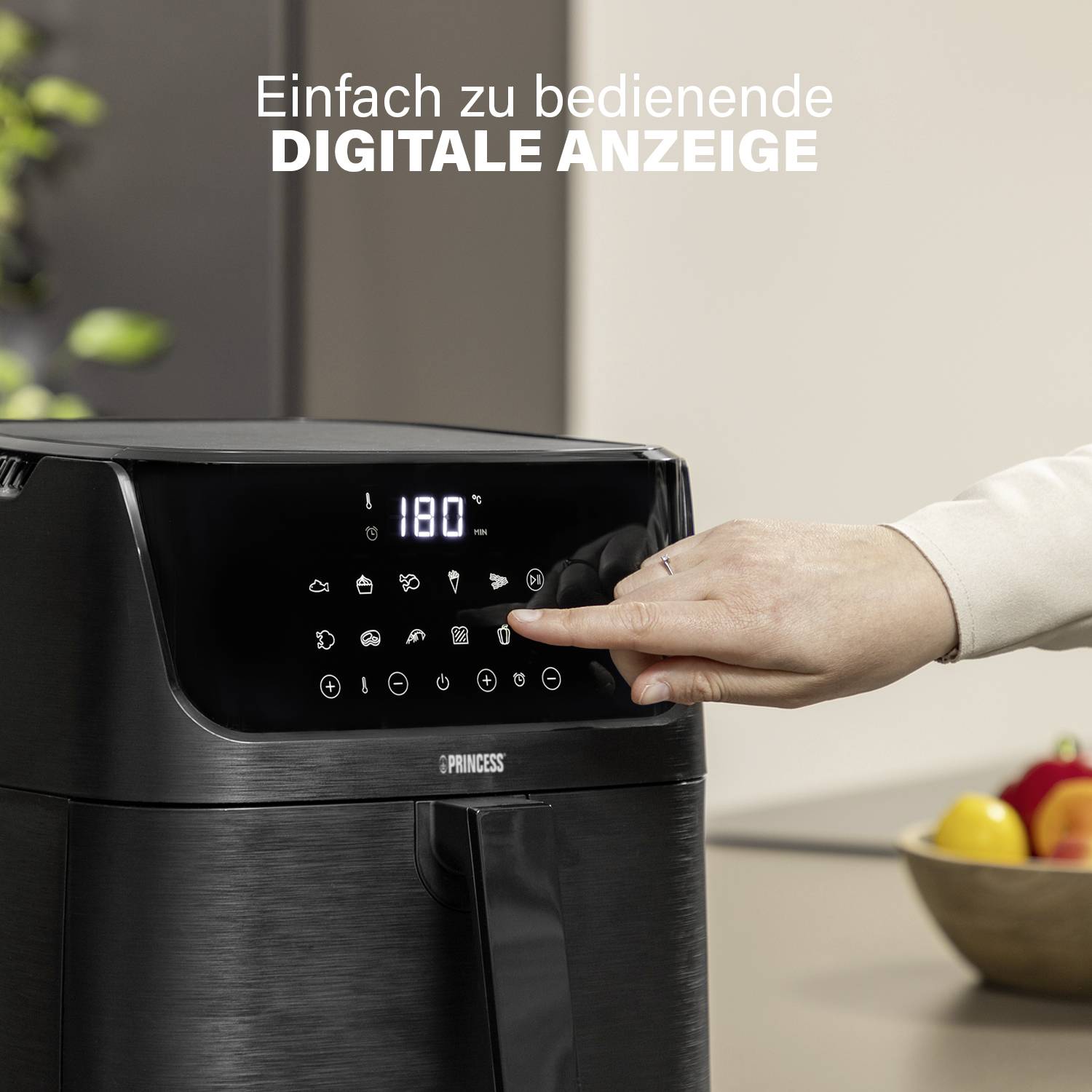 Eine Hand bedient eine digitale Anzeige auf einem schwarzen Gerät. Die Anzeige zeigt Symbole und die Zahl '180'. Im Hintergrund unscharf.