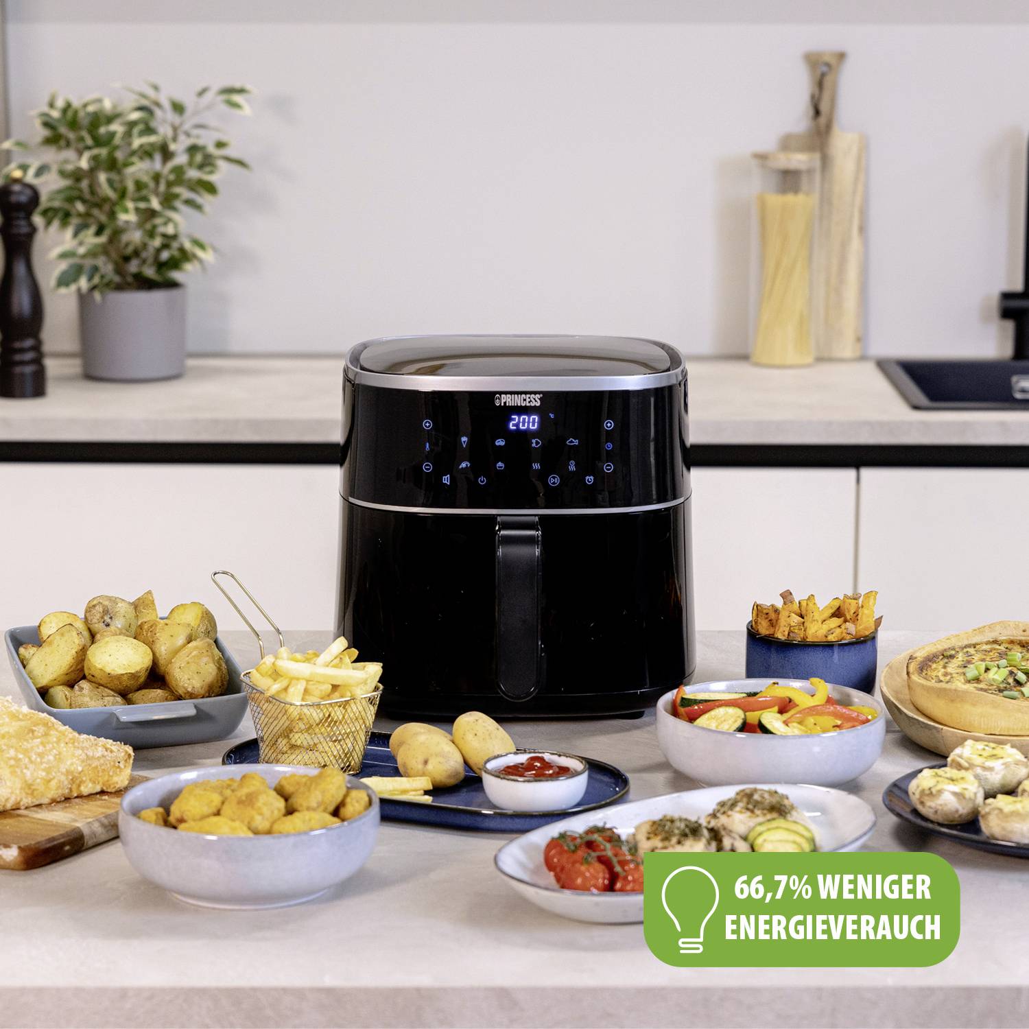 Ein Küchengerät in modernem Design auf einer Arbeitsfläche. Umgeben von verschiedenen Gerichten. Text über Energieeinsparung: 66,7 % weniger Energieverbrauch.