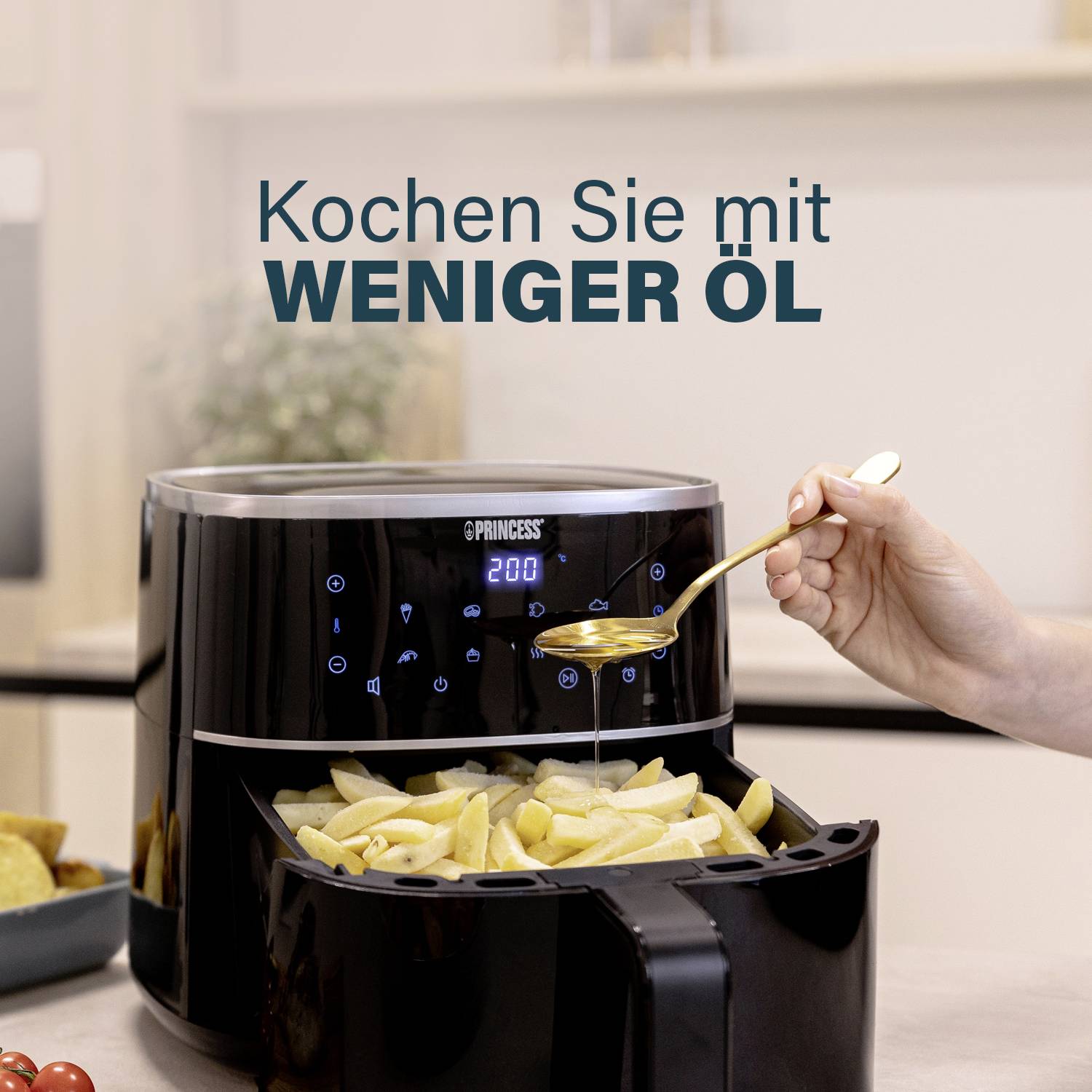 Eine Hand hält einen Löffel über eine Heißluftfritteuse, aus der Pommes Frites herausragen. Text: 'Kochen Sie mit weniger Öl'.