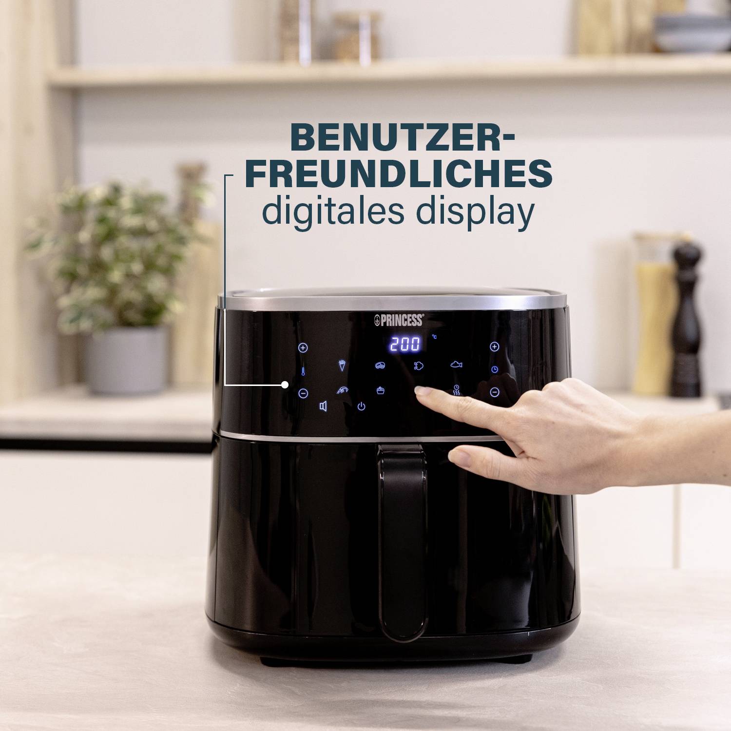 Eine Hand bedient ein digitales Display an einer schwarzen Heißluftfritteuse. Im Hintergrund ist eine Küchenarbeitsplatte zu sehen.