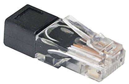 Ein einzelner RJ45-Stecker, häufig in Netzwerkkabeln verwendet, liegt auf einer weißen Oberfläche.